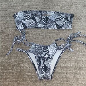 Black & white geometric bikini